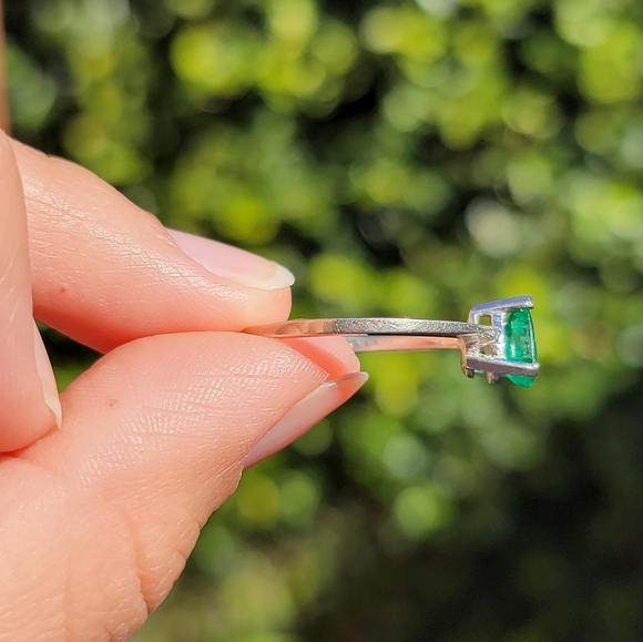 14k Solid White Gold Teardrop Emerald Band - Picture 5 of 7